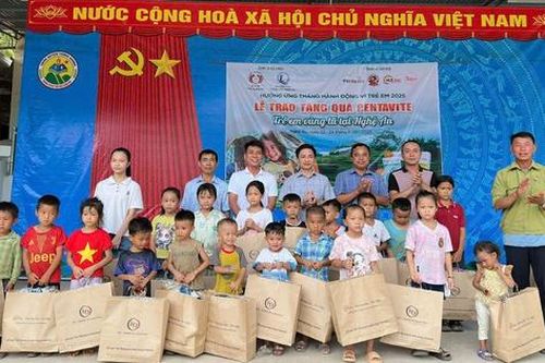 Hơn 1.200 suất quà tiếp sức trẻ em vùng lũ trước thềm năm học mới