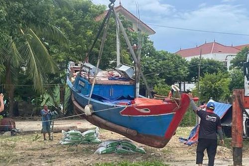 Người dân Quảng Trị gặt đêm, cẩu thuyền lên bờ trước bão số 5