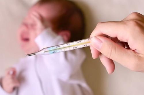 Cách nhận biết và xử lý sốt phát ban ở trẻ sơ sinh