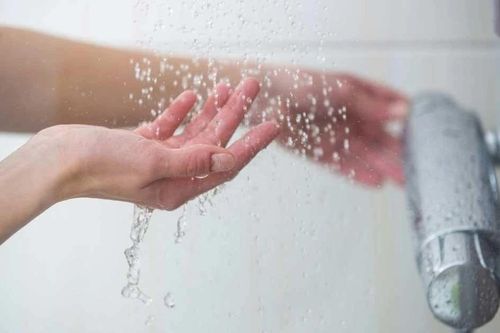 Giúp bạn chọn phe: Nên đánh răng trước hay sau khi ăn sáng, tắm sớm hay tắm tối?