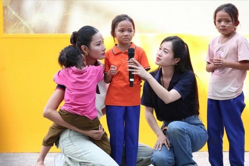 Hoàng Thùy, Ngô Lan Hương xúc động khi ghi hình 'Mái ấm gia đình Việt'