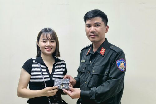 Cảnh sát cơ động CATP Hà Nội nhanh chóng tìm kiếm, trả lại tài sản cho người đánh rơi tại sự kiện A80