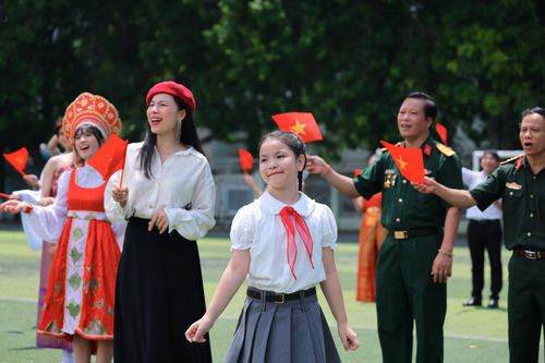 Ra mắt MV 'Viết tiếp câu chuyện hòa bình' bằng 13 thứ tiếng