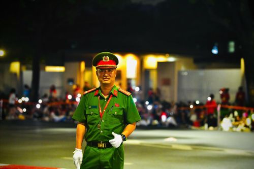 Hình ảnh người chiến sỹ Công an làm nhiệm vụ bảo vệ đêm hợp luyện sự kiện A80