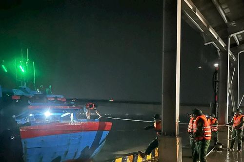 Quảng Trị: Ứng cứu thành công tàu cá đứt neo khi đang đậu Cửa Tùng