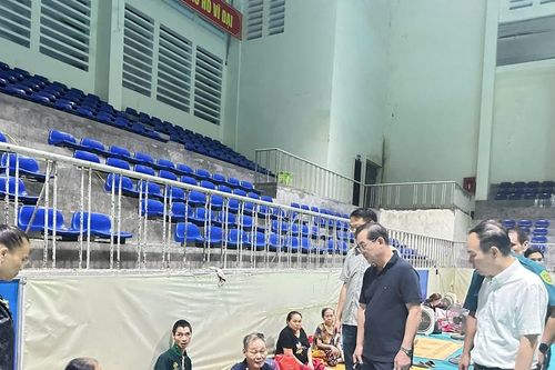Hình ảnh người dân phường Thành Vinh tại điểm tránh trú bão số 5