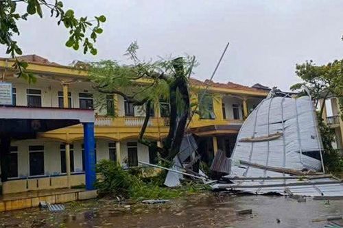 Mưa lớn, gió giật dữ dội gây thiệt hại tại Hà Tĩnh trước khi bão số 5 đổ bộ