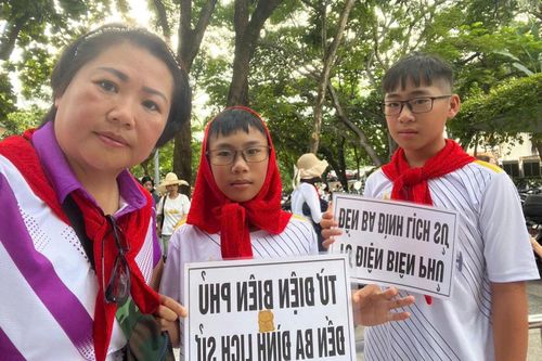 3 mẹ con đi bộ 500 km từ Điện Biên xuống Hà Nội xem diễu binh