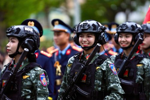 Cận cảnh chiến sĩ Bảo Chinh, Lê Hoàng Hiệp hợp luyện diễu binh