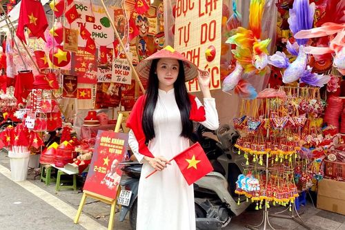 Người dân rộn ràng xuống phố 'check-in' mừng Quốc khánh 2.9