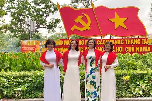 Người dân nô nức ra đường chào mừng ngày Quốc khánh 2.9