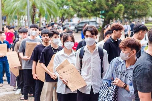 Tân sinh viên rộn ràng bước vào cánh cửa đại học