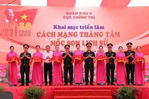 Khai mạc triển lãm chuyên đề 'Cách mạng Tháng Tám - Mốc son lịch sử'