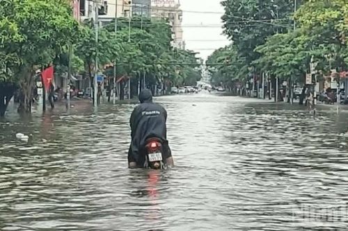 Hưng Yên: Mưa lớn kéo dài, nhiều tuyến đường ngập sâu