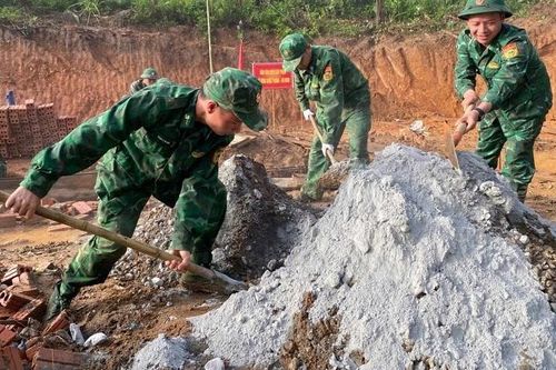 Bộ đội Biên phòng Điện Biên sát cánh cùng người dân bị ảnh hưởng bởi lũ quét, thiên tai
