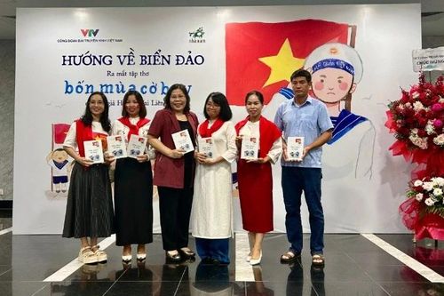 Ra mắt tập thơ 'Bốn mùa cờ bay'