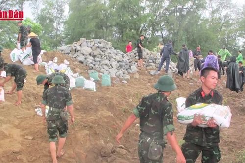 Lực lượng Công an Hà Tĩnh giúp dân chống bão số 5