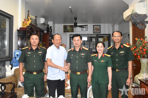 Trung tướng Đỗ Xuân Tụng thăm, tặng quà Trung tướng Nguyễn Tuấn Dũng