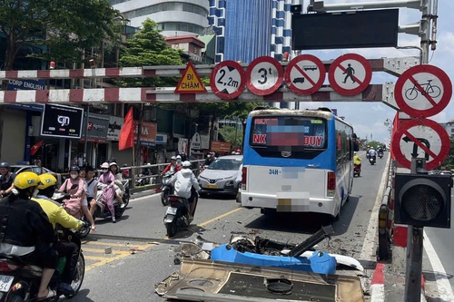Hà Nội: Xử phạt tài xế điều khiển xe ô tô khách đi lên cầu vượt Sơn Tây