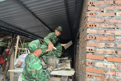 Đồn Biên phòng Vàng Ma Chải (Ban chỉ huy Bộ đội Biên phòng Lai Châu) đẩy mạnh giúp dân xóa nhà tạm, nhà dột nát