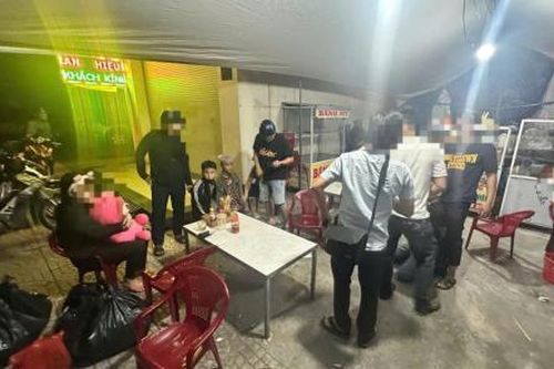 Giải cứu thành công nhiều thiếu nữ bị chủ quán karaoke khống chế, đòi tiền chuộc