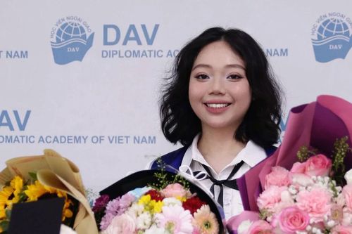 Nguyễn Thị Ngọc Minh – Thủ khoa Học viện Ngoại giao với GPA 3.96 và loạt giải thưởng học thuật