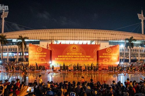 Hàng ngàn bạn trẻ đổ về Mỹ Đình xem đại bác khai hỏa