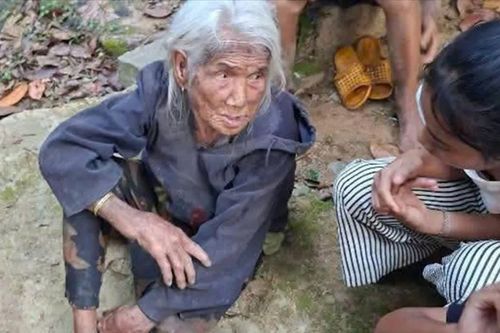 Lửa thiêu rụi căn nhà của cụ bà 93 tuổi nuôi con câm điếc