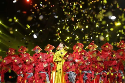 Giới trẻ đồng thanh hát Quốc ca trong concert 'Sao nhập ngũ 2025'