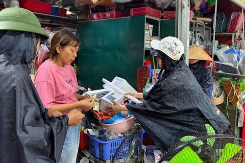 Trước giờ bão số 5 đổ bộ, 'cháy hàng' đèn tích điện, bao nilon đựng nước