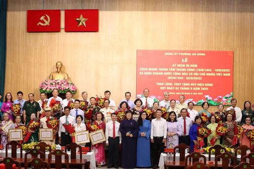 Phường An Đông (TPHCM) trao Huy hiệu Đảng đến 47 đảng viên
