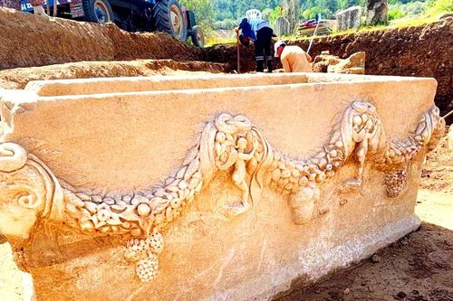 Quan tài đá cổ có vòng hoa phù điêu nổi lộ bí mật gây sốc