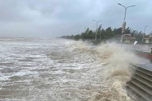 Cập nhật hình ảnh bão số 5 quét trên đất liền Nghệ An