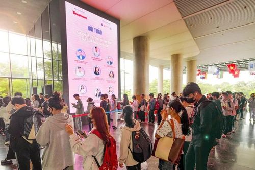 Hàng nghìn sinh viên nghe chuyên gia cảnh báo về an toàn mỹ phẩm