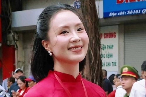 Dàn diễn viên nữ với trang phục áo dài ngày hợp luyện A80