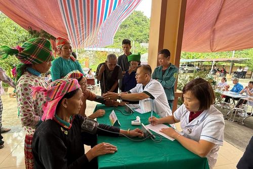 Đồn Biên phòng Sơn Vĩ tổ chức khám bệnh miễn phí cho nhân dân biên giới
