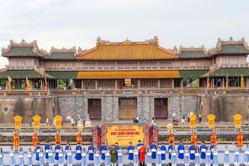 Huế tuyên dương 384 học sinh danh dự tại Ngọ Môn