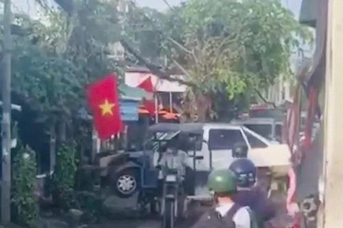Xe ba gác 'cõng' ô tô, tài xế lĩnh phạt 10 triệu đồng