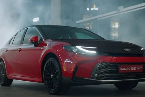 Toyota Camry có bản hybrid đặc biệt