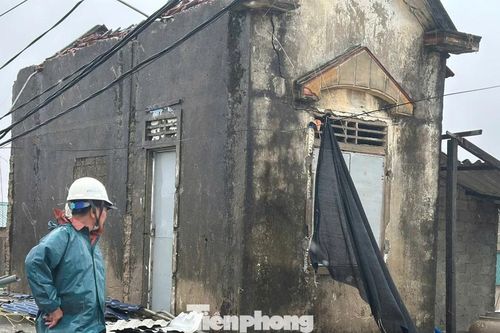 Loạt nhà tốc mái, cây gãy đổ ở Hà Tĩnh trước bão số 5