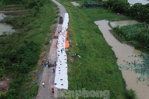 Hà Nội mưa rất to, thành phố gấp rút rà soát đê điều, gia cố những vị trí xung yếu