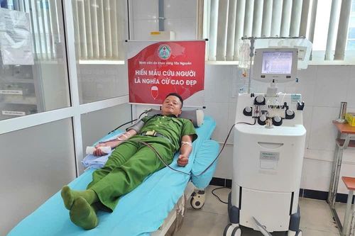 Đại úy vượt hơn 70km hiến tiểu cầu nhóm máu hiếm cứu người