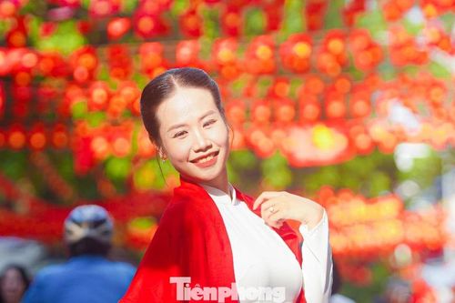 'Nàng thơ' tạo dáng chụp ảnh trên phố Hàng Mã phủ đỏ sắc cờ mừng Quốc khánh 2/9