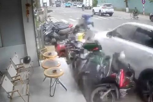 Nguyên nhân vụ ô tô tông hàng loạt xe máy, hất văng người xuống đường