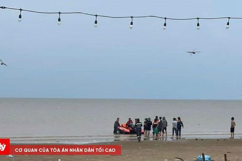 Xót xa hình ảnh người phụ nữ ngóng con trai mất tích khi bão số 5 đổ bộ
