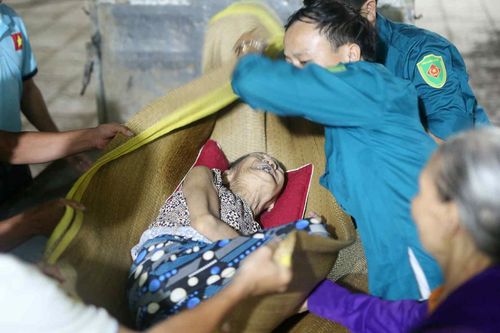 Trĩu lòng nơi sơ tán: Đêm không ngủ của người dân vùng tâm bão số 5