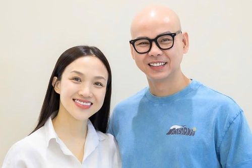 Nam ca sĩ cơ bắp vạm vỡ lấy vợ đẹp kém 12 tuổi đính chính tin 'mắc bệnh lạ'
