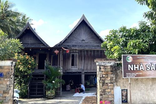 Người huy động 18 con voi dựng nhà sàn cổ 140 năm giữa núi rừng Buôn Đôn