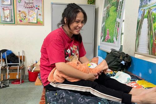 Ấm áp nơi sơ tán: Mới lọt lòng đã phải theo mẹ 'chạy' bão số 5