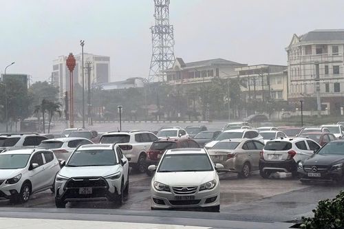 Đường phố Hà Tĩnh ngập sâu, sân trung tâm thương mại thành bãi đỗ ô tô 'khủng'